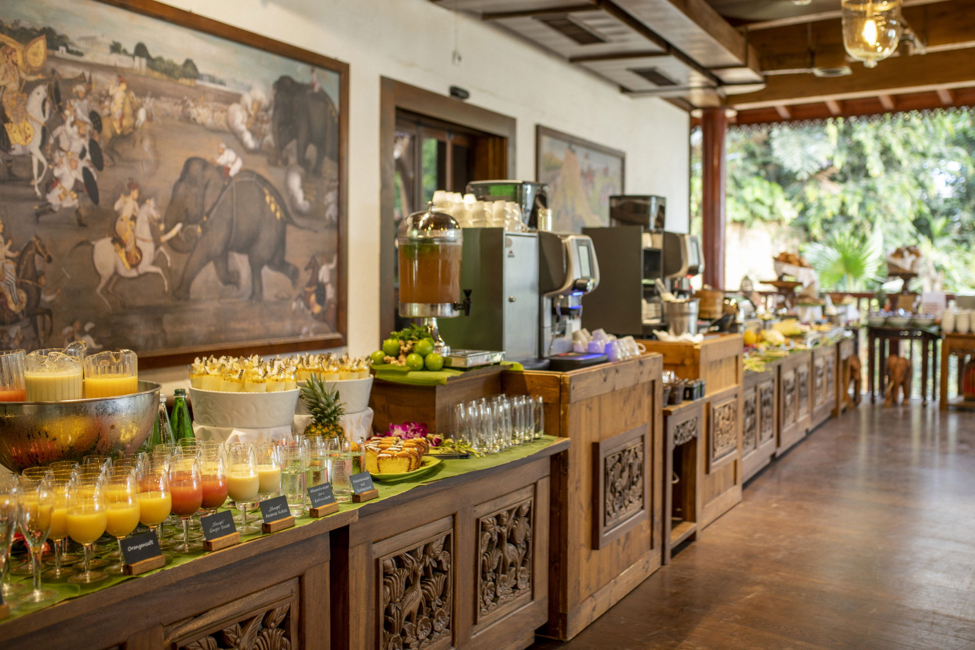 Stimmungsbild des Brunch-Buffets im Kaeng Krachan Elefantenpark des Zoo Zürich.