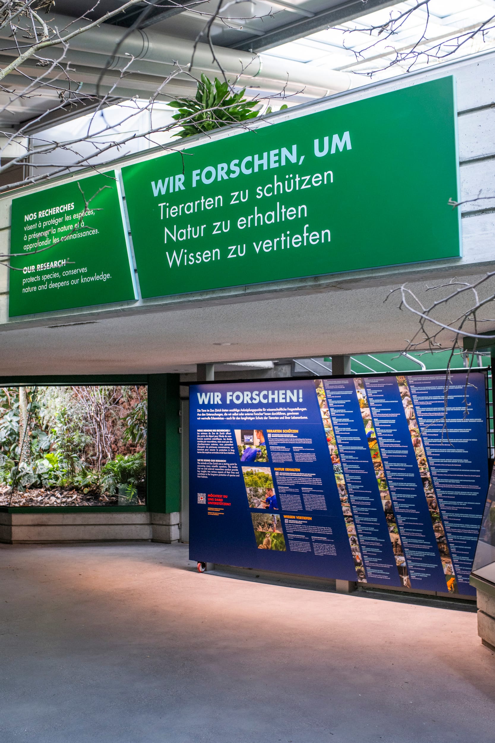 Eine Tafel listet in der Forschungsstation die zahlreichen Forschungsprojekte mit Zoobeteiligung auf