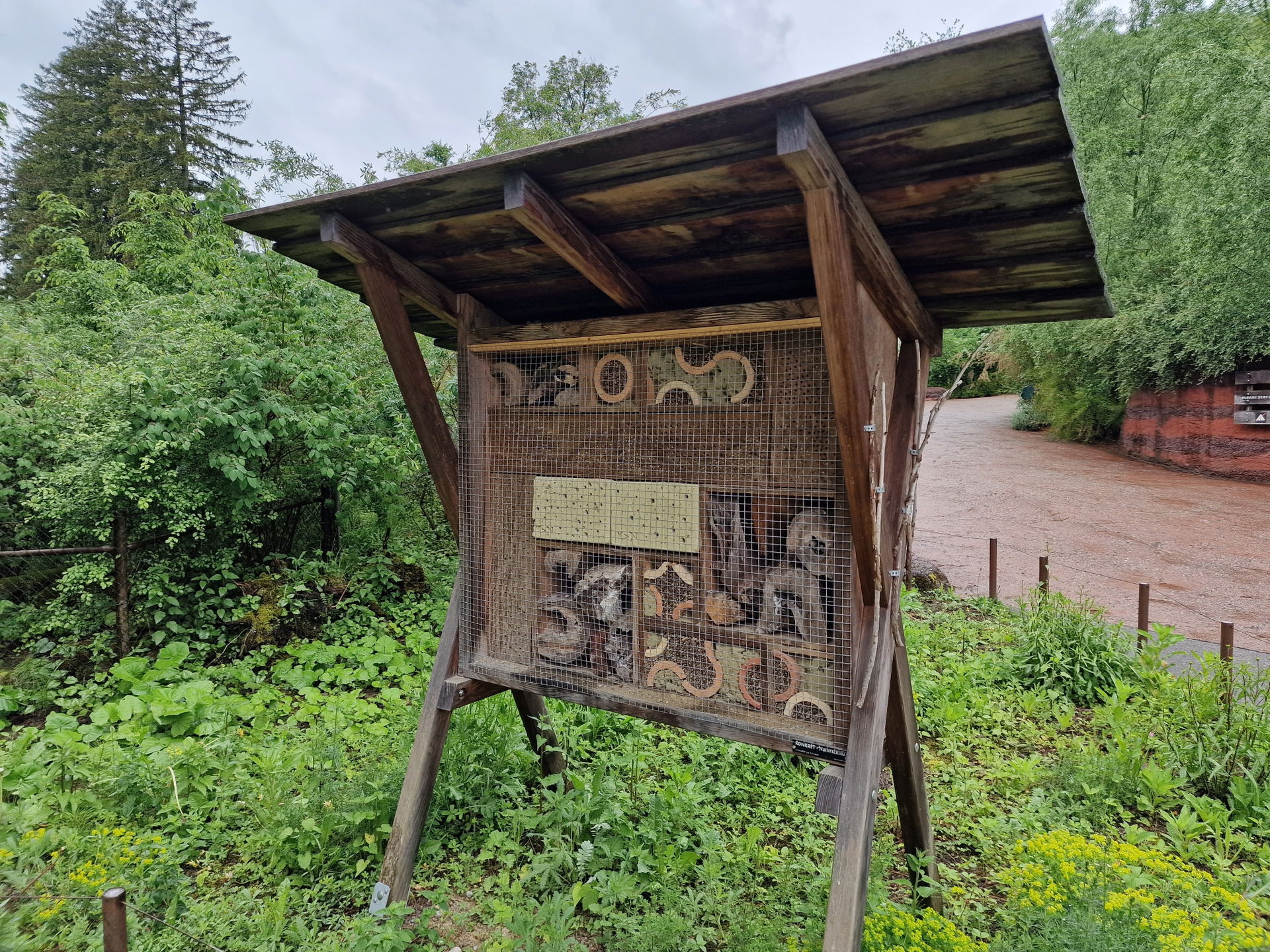 Bild eines Insektenhotels im Zoo Zürich. Bild: Zoo Zürich, Sandro Schönbächler