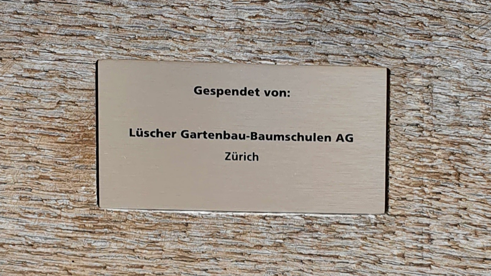 Beispiel einer Namensplakette auf einer Spendenbank.