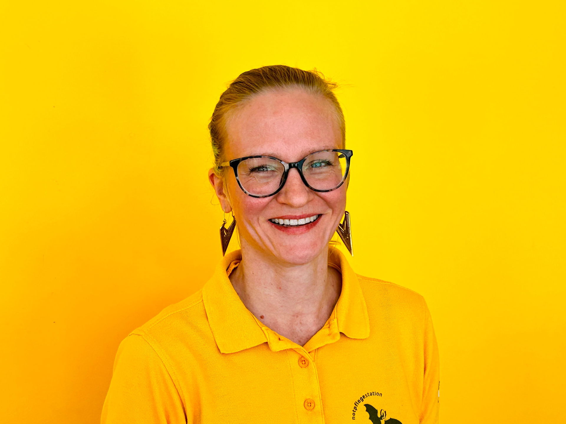 Helen, Tierärztin in der Fledermaus-Notpflegestation der Stiftung Fledermausschutz und Naturschutzbotschafterin des Zoo Zürich.