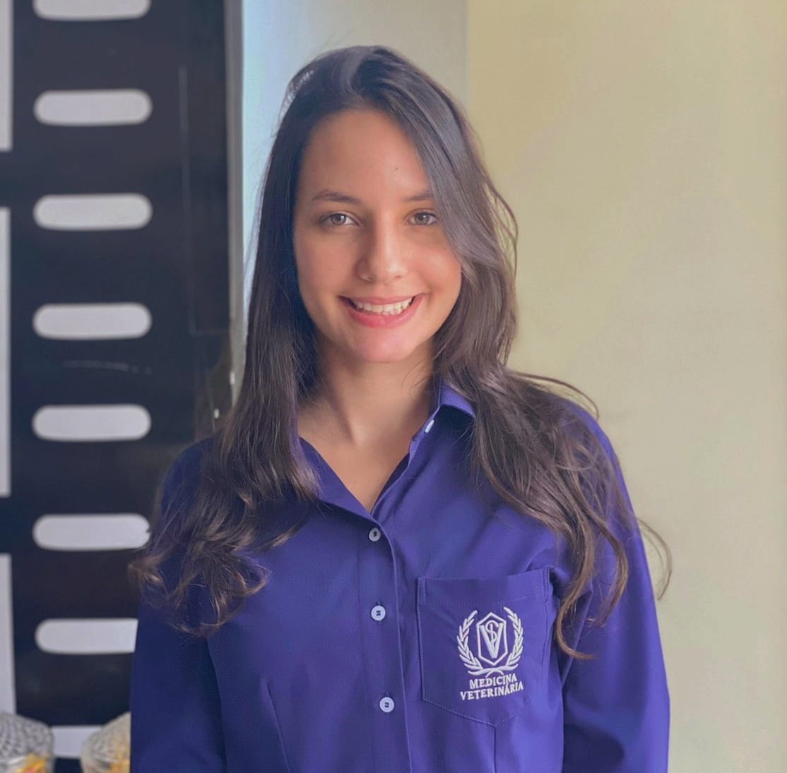Maria Eduarda, Mitarbeiterin im Artenschutz und in der Umweltbildung beim Instituto Arara Azul und Naturschutzbotschafterin des Zoo Zürich.