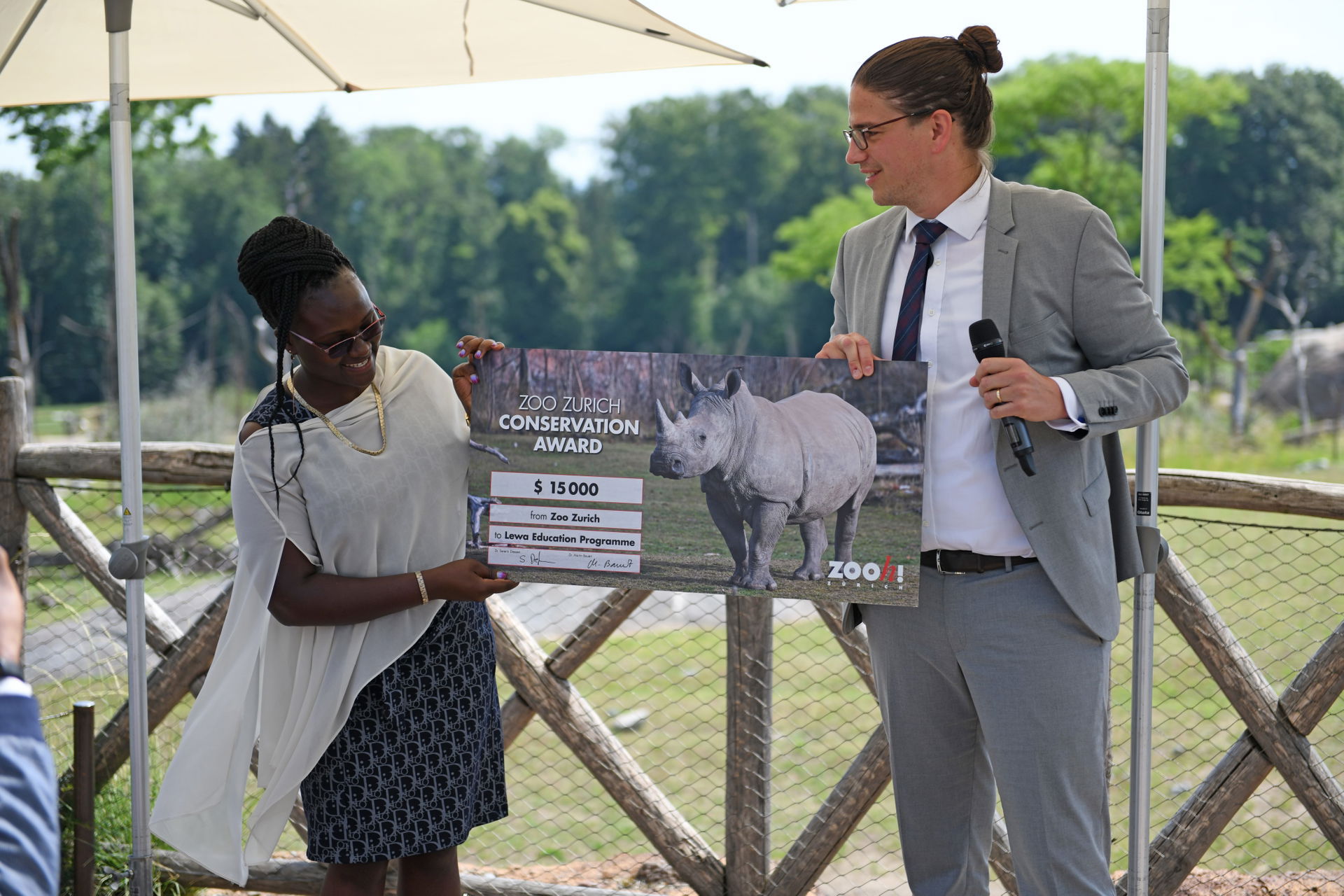 Purity Kinoti, Leiterin Bildung im Lewa Wildlife Conservancy in Kenia, nimmt den Conservation Award 2022 von Zoodirektor Severin Dressen entgegen..