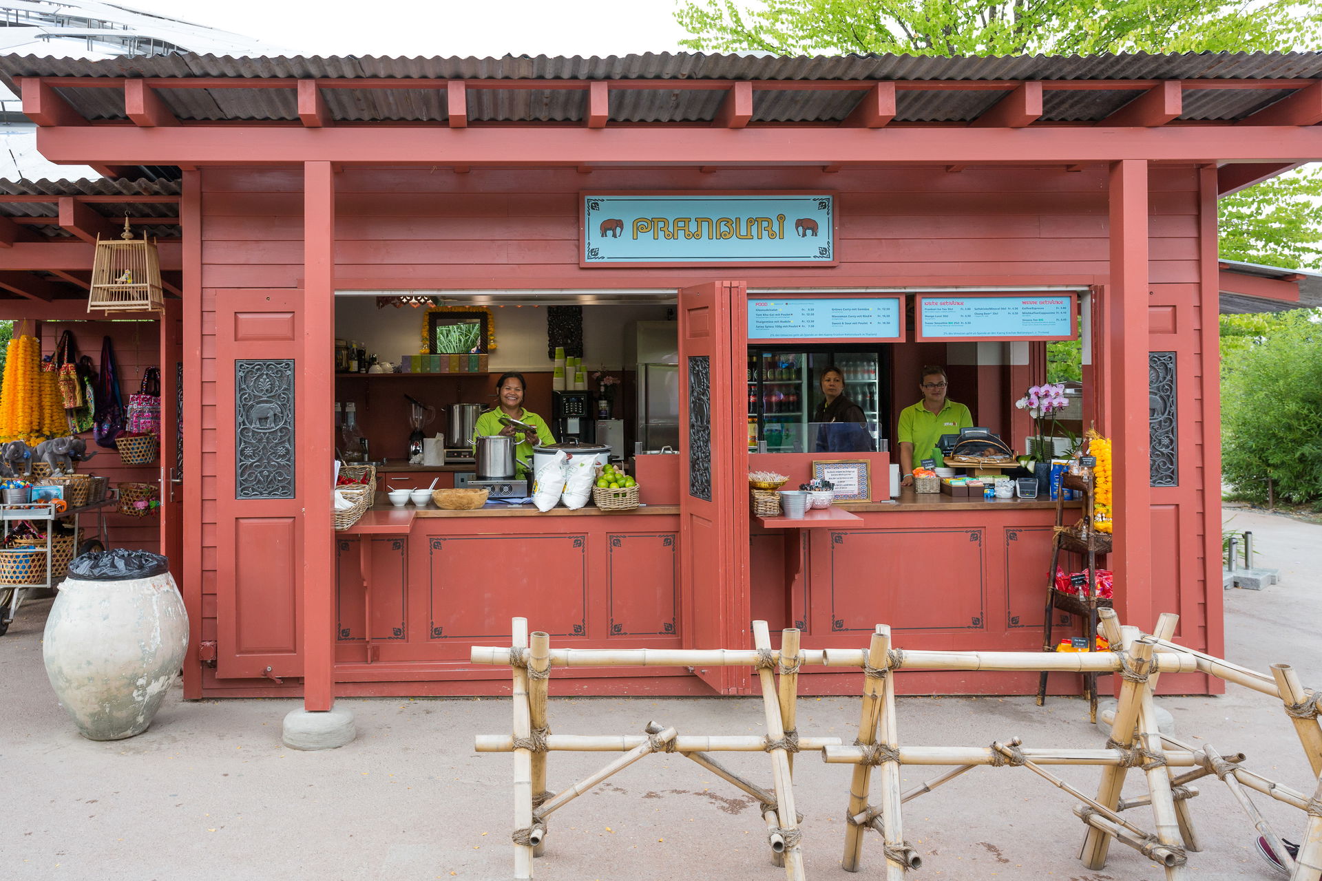 Blick auf den Pranburi-Kiosk im Kaeng Krachan Elefantenpark des Zoo Zürich.