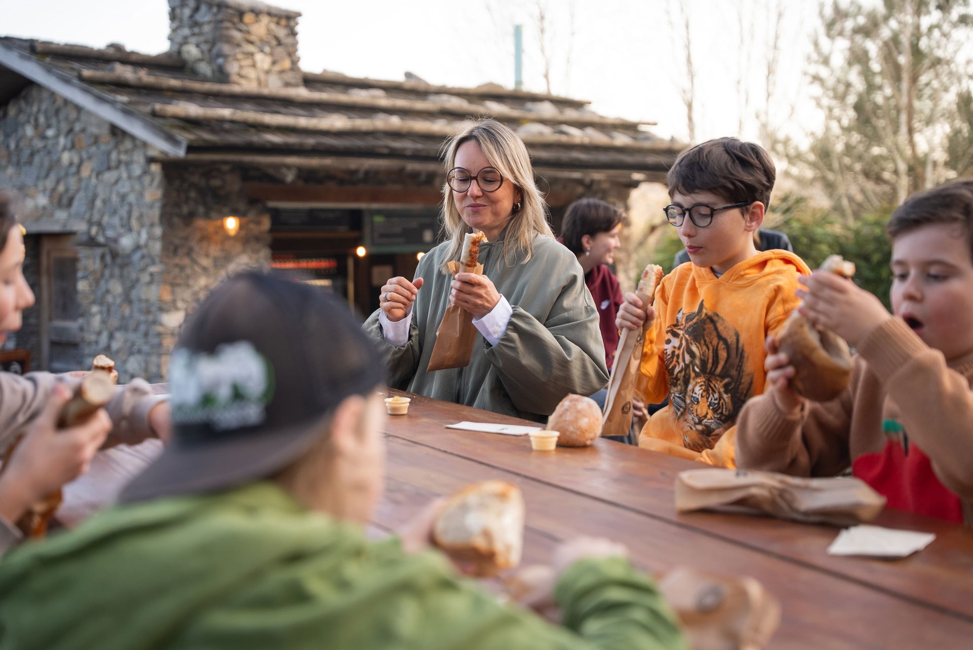 Stimmungsbild essender Personen beim Panthera-Grill im Zoo Zürich.