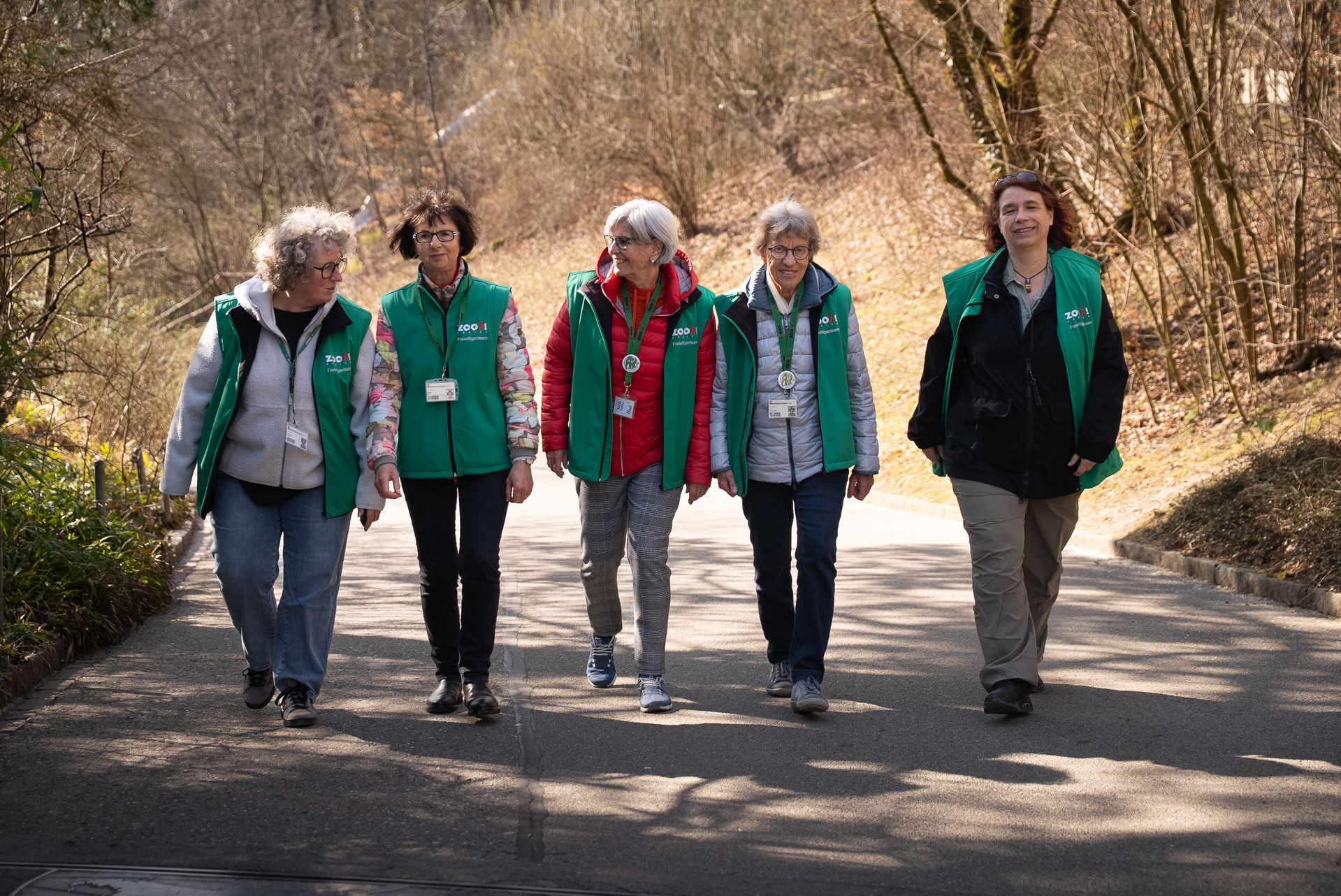 Mitglieder des Freiwilligenteams FTZ laufen durch den Zoo Zürich.